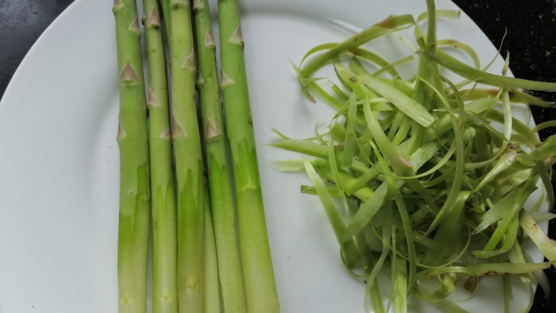 芦笋炒蘑菇,去除芦笋老根部分的皮