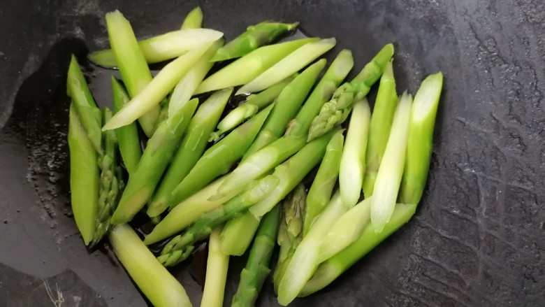 芦笋炒蘑菇,锅内放油烧热放入芦笋翻炒