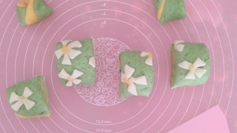 花样馒头,切成四份,这样四个好看的馒头就做好了