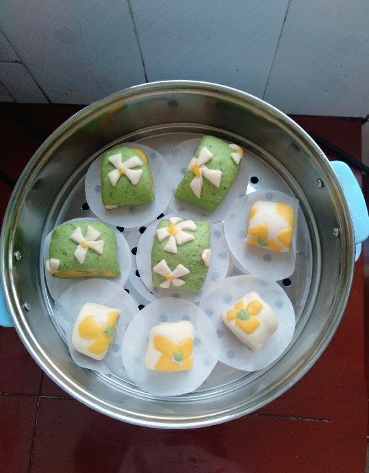花样馒头,摆到蒸屉里,冷水上锅