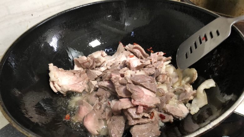 蒜苔回锅肉,下瘦肉翻炒