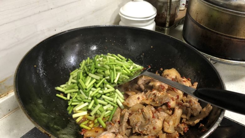 蒜苔回锅肉,一起翻炒