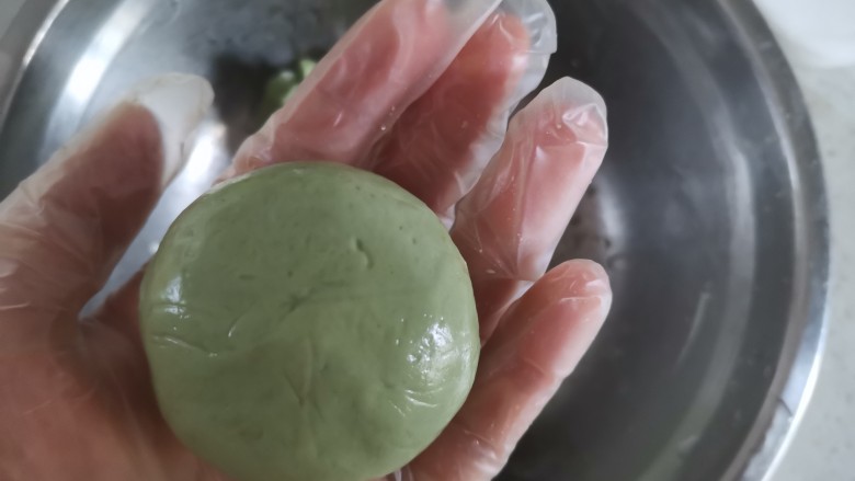 豆沙青团,用虎口慢慢收紧,揉圆