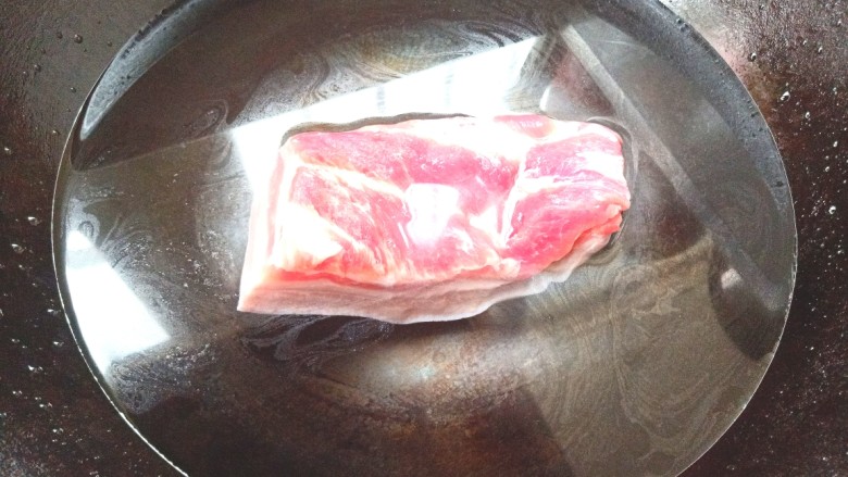 蒜苔回锅肉,肉下锅放入葱,姜,<a style='color:red;display:inline-block;' href='/shicai/ 718'>料酒</a>煮一下