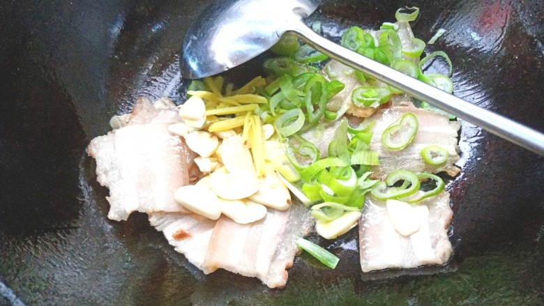 蒜苔回锅肉,加入葱姜蒜炒出香味,加入料酒翻炒一下