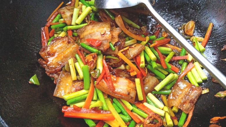 蒜苔回锅肉,加入<a style='color:red;display:inline-block;' href='/shicai/ 788'>生抽</a>,耗油,味精翻炒一下即可