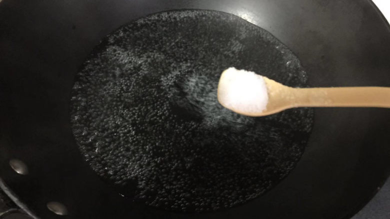 芦笋炒蘑菇,锅内水烧开,加点盐