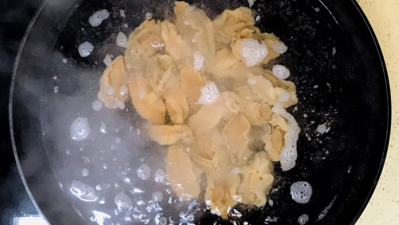 鲍鱼炖土豆,浸泡后,加入锅里,加满水,大火煮沸,转中火煮50分钟左右
