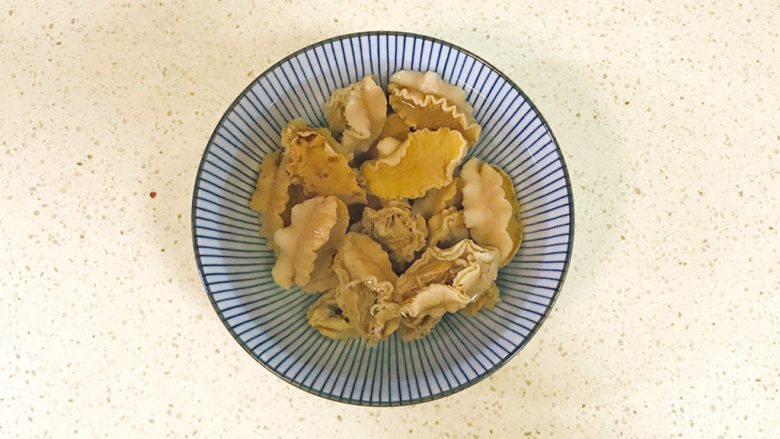 鲍鱼炖土豆,先来泡发干鲍鱼,提前两天加冷水浸泡,期间要不断地换水