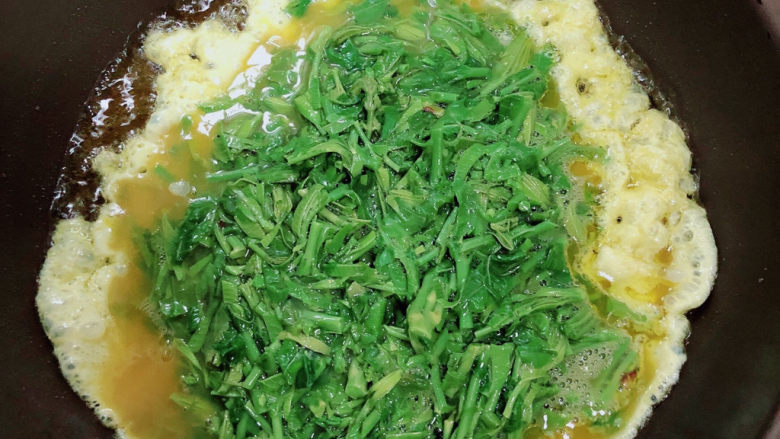 香椿炒蛋,锅中倒入油,加热至六成热,倒入鸡蛋液。