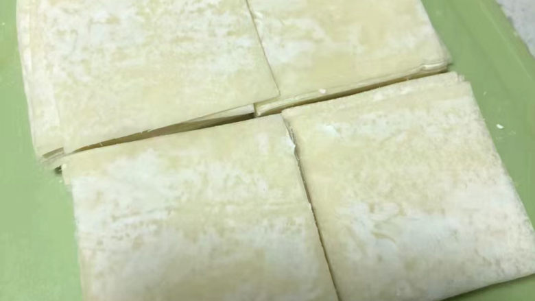手工小混沌(抄手),我们这里买不到混沌皮,所以就用的抄手皮切成4片包