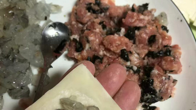 手工小混沌(抄手),取一片皮,加入馅儿料