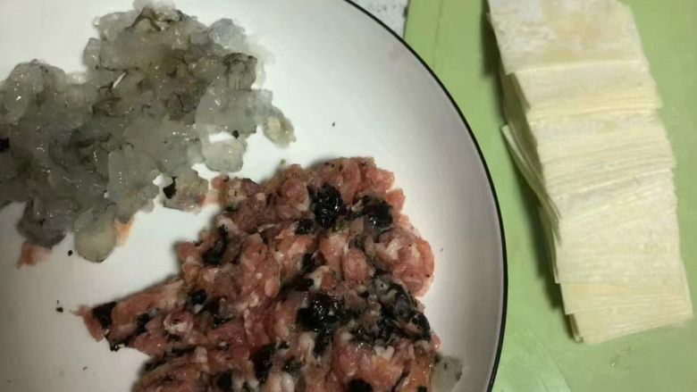 手工小混沌(抄手),搅拌均匀,可以把虾仁一起放在里面混匀