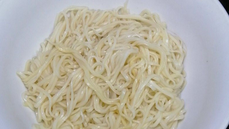 麻辣火锅底料拌面,盛出面条