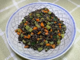 时蔬炒黑米饭