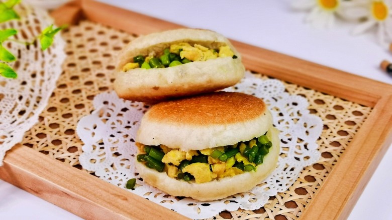 蒜苔炒鸡蛋,用来夹饼太赞了，做的发面饼。