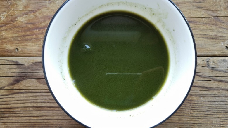 艾草青团,艾草洗干净下锅煮5分钟,待水沸腾闻到有淡淡的艾草气味清香之后捞出,将艾草加适量温水打成碧绿的泥汁。焯水这道工序很重要,可以去掉生艾叶的涩味,保留艾草本身的清香。