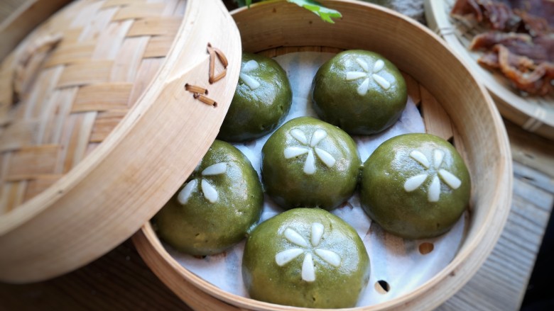 艾草青团,美味的青团出锅了趁热吃软糯,放冷了吃口感会稍微硬一些,按个人喜欢的口味选择。自己制作的青团没有防腐剂和添加剂,纯天然的食材能去油解腻、消食降火,是难得的春季美味健康点心。做好的青团要在三天内吃完,以免放久了变得很硬呦。