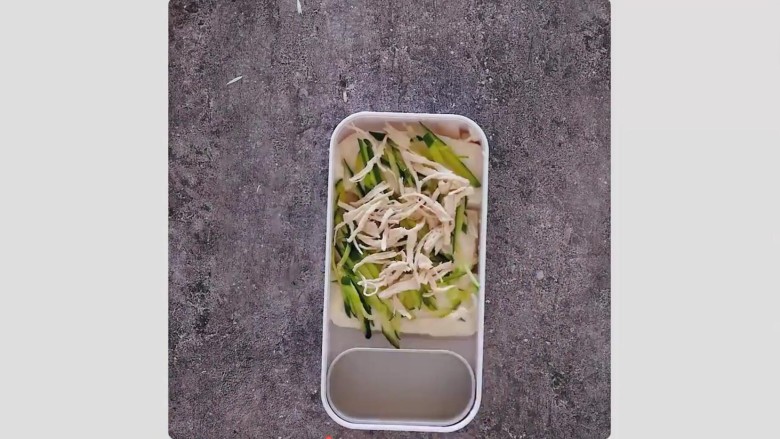 日式凉拌豆腐,步骤四:豆腐开盒直接切成大块平铺盘底,再加入鸡肉丝和黄瓜丝。