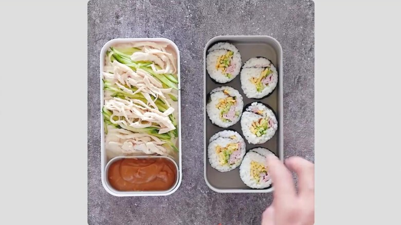 日式凉拌豆腐,步骤五:吃的时候把酱料倒上去搅拌就好,酸爽开胃,剩下的材料可以再做一份寿司哟!