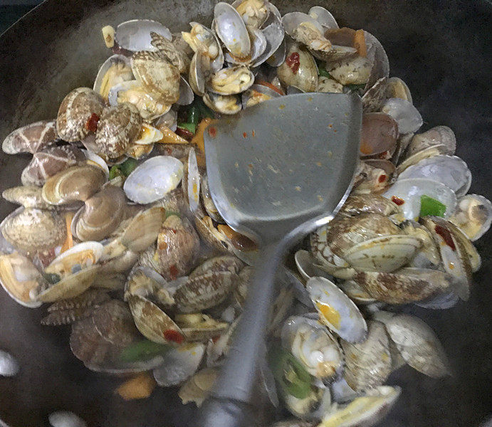 辣炒花甲,炒匀,烹入料酒,去腥增香