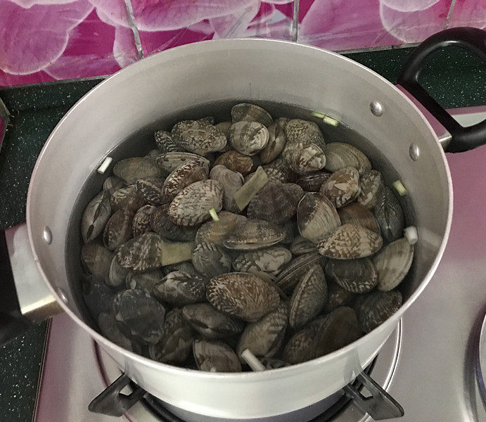 辣炒花甲,放入锅中,加入葱姜、<a style='color:red;display:inline-block;' href='/shicai/ 718'>料酒</a>和适量的温水