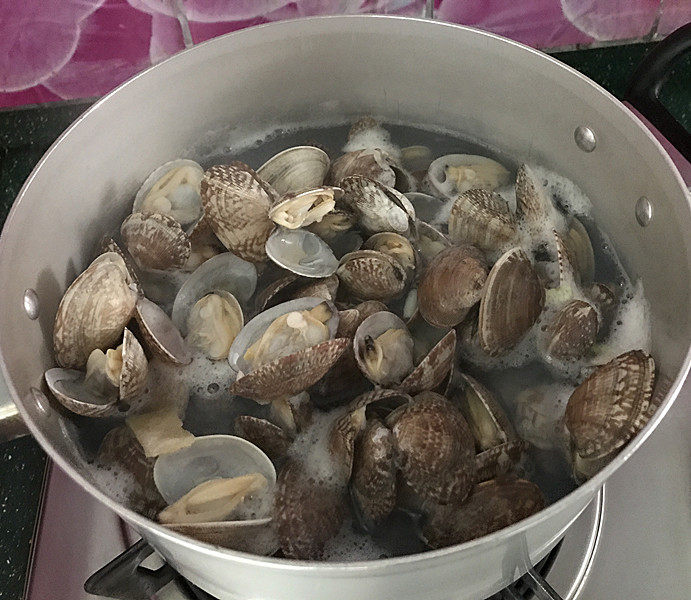 辣炒花甲,大火煮至微微开口即可,进一步去除花甲壳中的泥沙