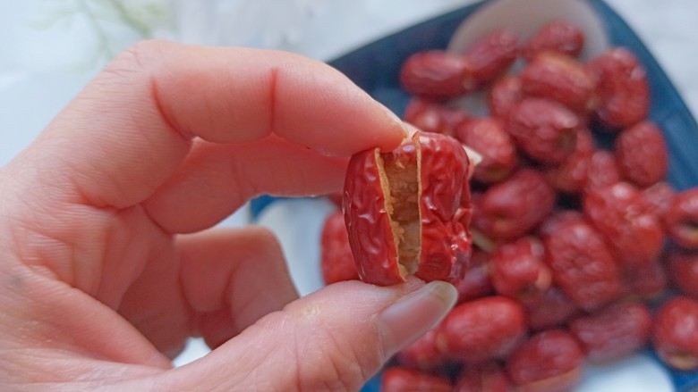 糯米枣软糯好吃,用剪刀从中间剪开,全部剪好放一边备用