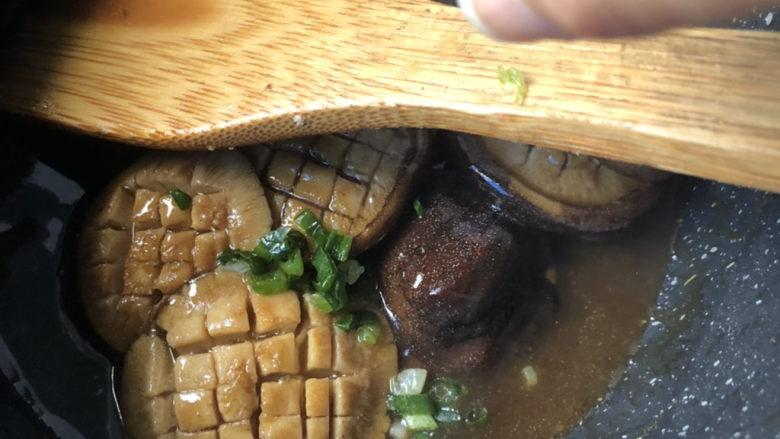 红烧香菇,烧煮入味,酱汁收干,撒点葱花即可出锅。