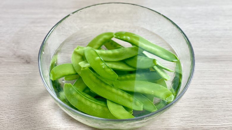 荷兰豆百合炒虾仁,低脂清爽,营养丰富,把荷兰豆从沸水中捞出,迅速放入凉水,这样能让荷兰豆的颜色更翠绿。