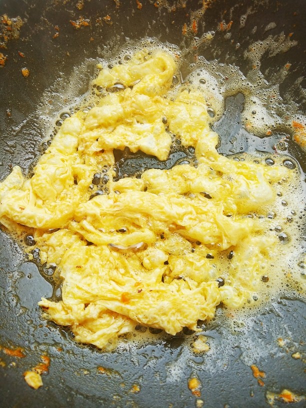 菠萝蛋炒饭,锅中放油,快速滑熟蛋液。