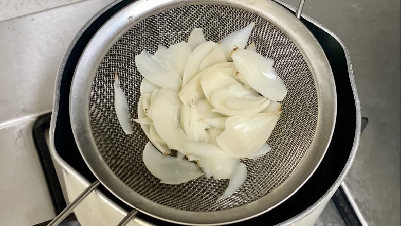 荷兰豆百合炒虾仁,低脂清爽,营养丰富,把百合下沸水焯烫5秒后捞出沥水,可以去掉百合的苦味;
