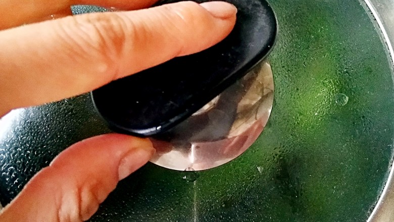 香椿炒蛋,关火,加盖焖2分钟。