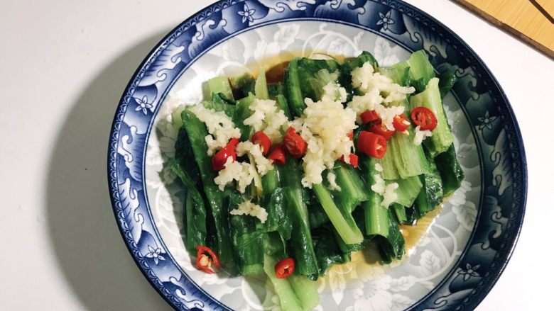 凉拌油麦菜,将热油淋在蒜末上激出香味