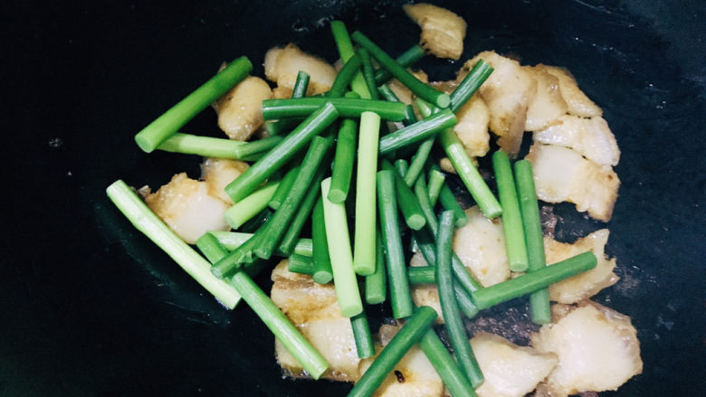 蒜苔回锅肉,倒入蒜苔，加适量温水继续翻炒