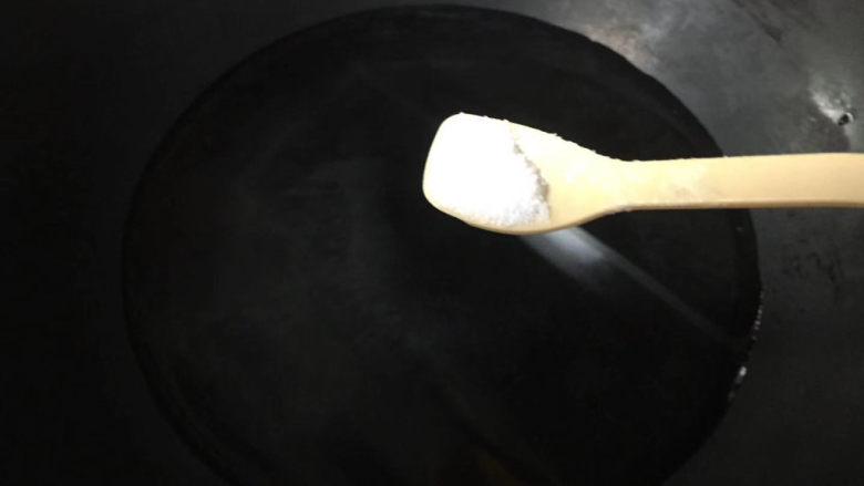 芦笋炒牛肉,锅内烧水,加入少许盐