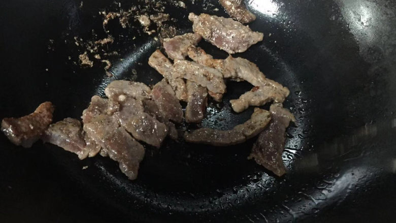 芦笋炒牛肉,炒至变色,不要时间太长会老