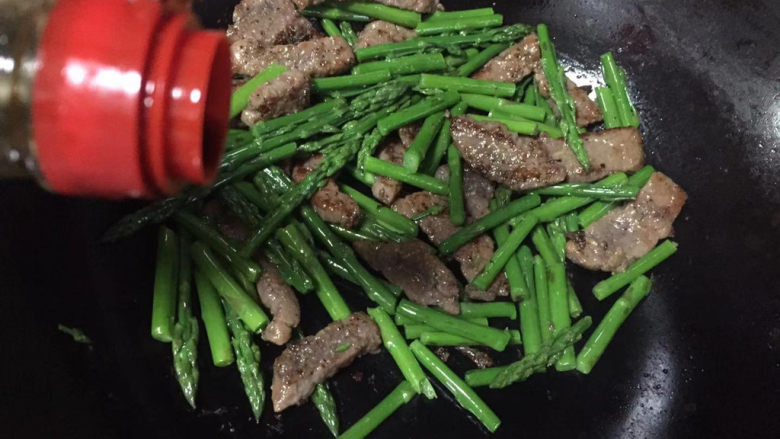 芦笋炒牛肉,加少许生抽,翻炒至入味即可