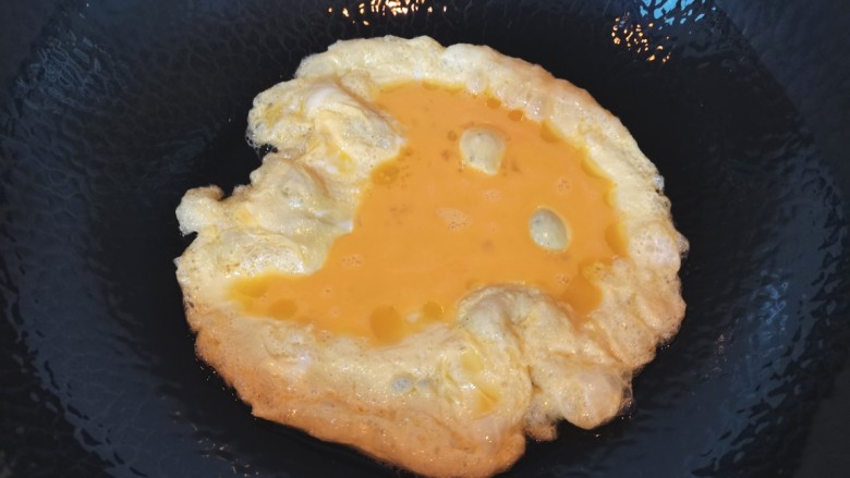 香菇炒鸡蛋,锅里倒入少许油,倒入蛋液