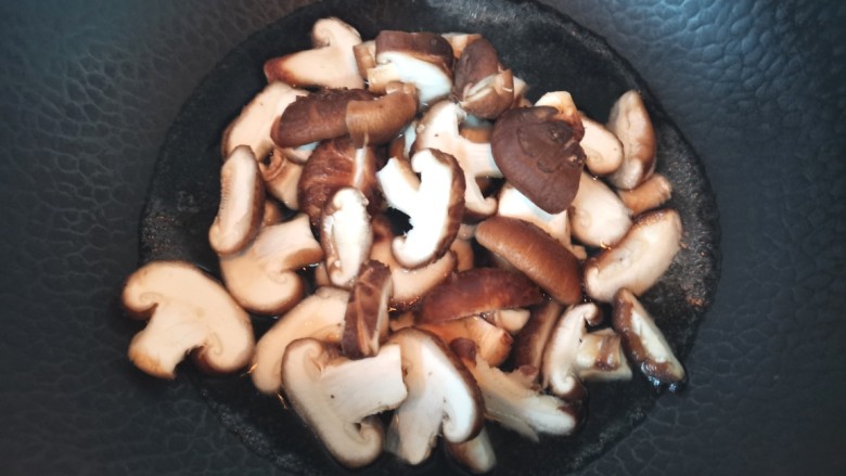 香菇炒鸡蛋,锅里水开,放入少许盐,放入香菇焯水两分钟