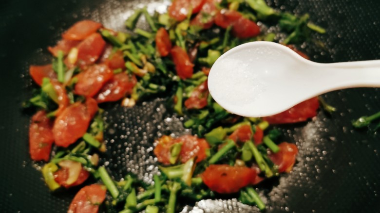 香椿炒腊肉,按自己口味添加盐量,翻拌出锅。