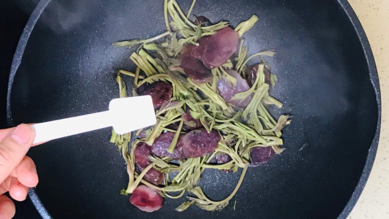 香椿炒腊肉,根据口味,撒入少许盐