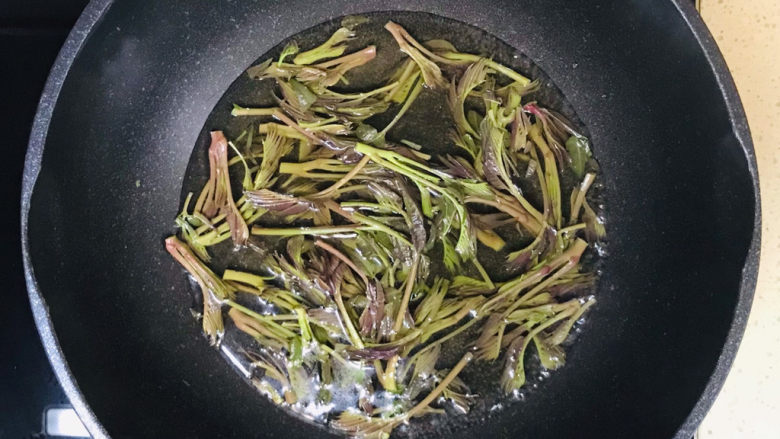 香椿炒腊肉,撒上盐,滴入油,焯一下水,大火煮开