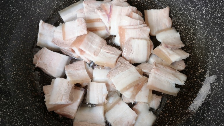 蒜苔回锅肉,炒锅内倒适量的<a style='color:red;display:inline-block;' href='/shicai/ 848'>菜籽油</a>烧热,下入切好的肉片。