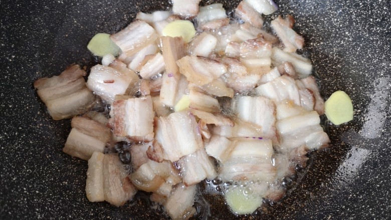 蒜苔回锅肉,炒出香味,肉片表面变的微微焦黄。