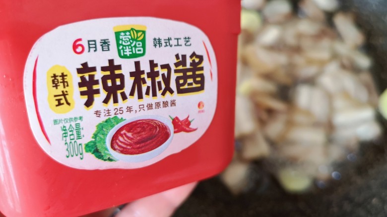 蒜苔回锅肉,加入一勺葱伴侣6月香辣椒酱。