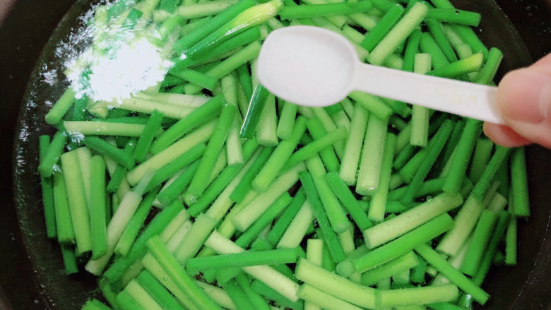 蒜苔回锅肉,锅中烧开水,放入蒜苔,加少许盐,烫1分钟。