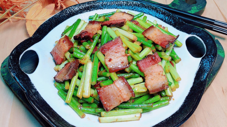 蒜苔回锅肉,鲜香美味的蒜苔回锅肉就上桌了!
