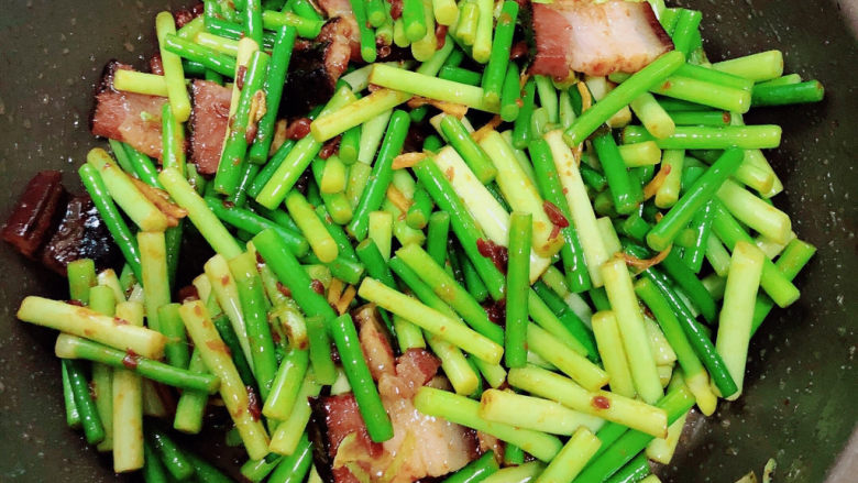 蒜苔回锅肉,翻炒入味后,即可出锅了!