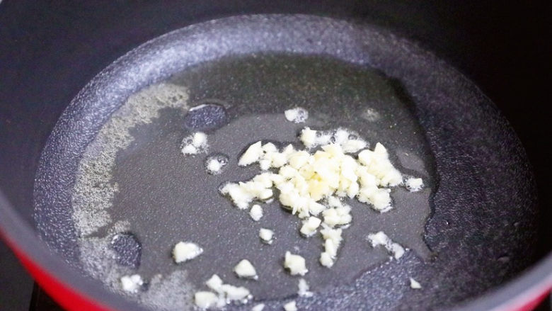 红烧香菇,锅中倒入适量的食用油烧热,放入蒜末炒出香味